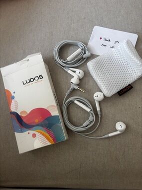 Ludos White 2 In-Ear Wired Headphones w/ Inline Mic w/ 3.5 jack (not usb-c) NWOT